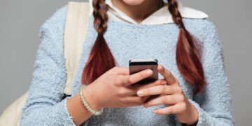 PROTECCIÓN DIGITAL PARA MENORES: OPENAI DESPLIEGA VERSIÓN ESPECIAL DE CHATGPT PARA ADOLESCENTES CON CONTROLES PARENTALES Y HERRAMIENTAS DE ESTUDIO 4 PROTECCIÓN DIGITAL PARA MENORES: OPENAI DESPLIEGA VERSIÓN ESPECIAL DE CHATGPT PARA ADOLESCENTES CON CONTROLES PARENTALES Y HERRAMIENTAS DE ESTUDIO
