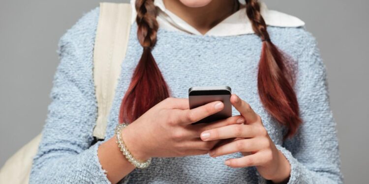 PROTECCIÓN DIGITAL PARA MENORES: OPENAI DESPLIEGA VERSIÓN ESPECIAL DE CHATGPT PARA ADOLESCENTES CON CONTROLES PARENTALES Y HERRAMIENTAS DE ESTUDIO
