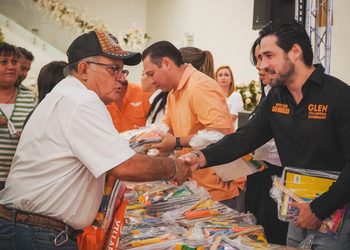 ENTREGAN MC Y GLEN 1,500 KITS ESCOLARES EN SAN NICOLÁS