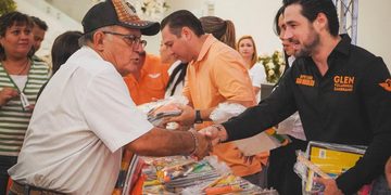 ENTREGAN MC Y GLEN 1,500 KITS ESCOLARES EN SAN NICOLÁS