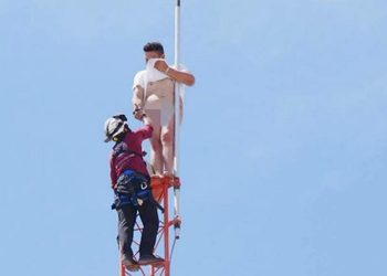 SUBE HOMBRE DESNUDO A ANTENA EN GARCÍA; AMENAZA CON LANZARSE Y MOVILIZA A RESCATISTAS