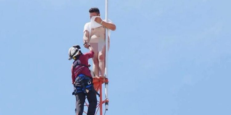 SUBE HOMBRE DESNUDO A ANTENA EN GARCÍA; AMENAZA CON LANZARSE Y MOVILIZA A RESCATISTAS 1 SUBE HOMBRE DESNUDO A ANTENA EN GARCÍA; AMENAZA CON LANZARSE Y MOVILIZA A RESCATISTAS