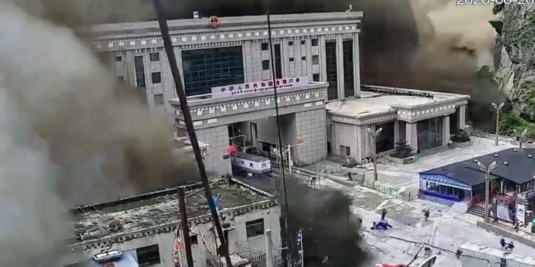 AZOTA AVALANCHA FRONTERA ENTRE NEPAL Y CHINA; DEJA AL MENOS 22 MUERTOS Y CIENTOS DE DESAPARECIDOS