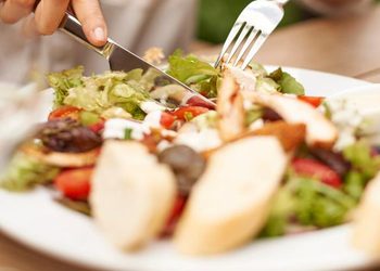INVESTIGACIÓN EN SALUD Y NUTRICIÓN: INTERVALOS PROLONGADOS ENTRE COMIDAS SE ASOCIAN CON MAYOR RIESGO DE ENFERMEDADES CRÓNICAS