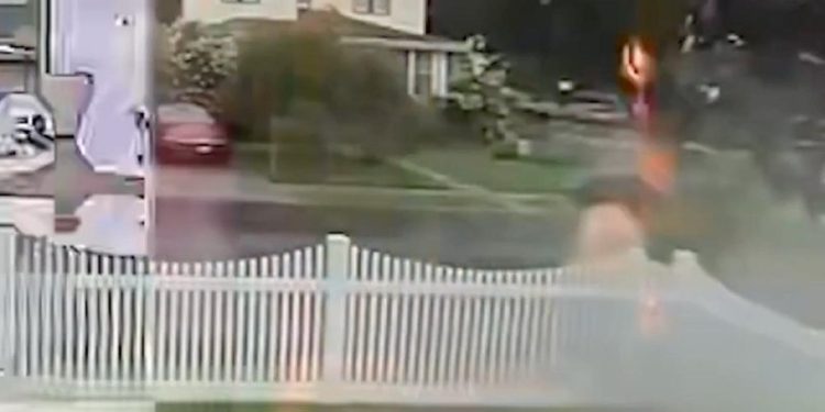 MILAGRO EN STATEN ISLAND: HOMBRE ES ALCANZADO POR UN RAYO Y VUELVE A CAMINAR EN SEGUNDOS 1 MILAGRO EN STATEN ISLAND: HOMBRE ES ALCANZADO POR UN RAYO Y VUELVE A CAMINAR EN SEGUNDOS