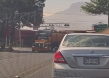 INTENTA TRÁILER GANARLE EL PASO AL TREN EN GUADALUPE; IMPACTA LOCOMOTORA REMOLQUE CON 40 TONELADAS DE CHATARRA