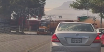 INTENTA TRÁILER GANARLE EL PASO AL TREN EN GUADALUPE; IMPACTA LOCOMOTORA REMOLQUE CON 40 TONELADAS DE CHATARRA 2 INTENTA TRÁILER GANARLE EL PASO AL TREN EN GUADALUPE; IMPACTA LOCOMOTORA REMOLQUE CON 40 TONELADAS DE CHATARRA