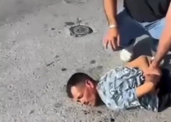 COMERCIANTE LE HACE LA CHAMBA A POLICÍA REGIA: PERSIGUE Y SOMETE A PRESUNTO LADRÓN EN MONTERREY