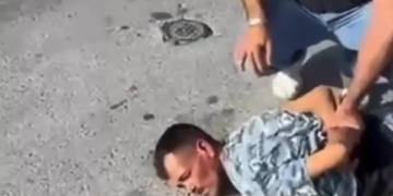 COMERCIANTE LE HACE LA CHAMBA A POLICÍA REGIA: PERSIGUE Y SOMETE A PRESUNTO LADRÓN EN MONTERREY 2 COMERCIANTE LE HACE LA CHAMBA A POLICÍA REGIA: PERSIGUE Y SOMETE A PRESUNTO LADRÓN EN MONTERREY