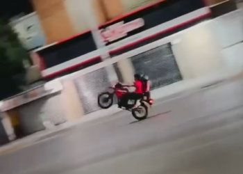 PIERDE OJO POR HACER ‘CABALLITO’ EN RODADA DE MOTOS EN PLENO CENTRO DE MONTERREY; ¿Y LOS TRÁNSITOS?