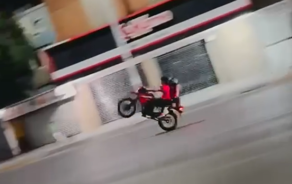 PIERDE OJO POR HACER ‘CABALLITO’ EN RODADA DE MOTOS EN PLENO CENTRO DE MONTERREY; ¿Y LOS TRÁNSITOS? 1 PIERDE OJO POR HACER ‘CABALLITO’ EN RODADA DE MOTOS EN PLENO CENTRO DE MONTERREY; ¿Y LOS TRÁNSITOS?