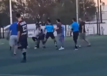 GOLPEAN JUGADORES A ÁRBITRO EN CANCHA DE MONTERREY; RECIBE PATADA EN LA CABEZA