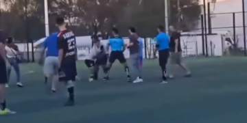 GOLPEAN JUGADORES A ÁRBITRO EN CANCHA DE MONTERREY; RECIBE PATADA EN LA CABEZA