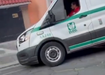 MANEJA EBRIO AMBULANCIA DEL IMSS Y CHOCA AL MENOS SEIS AUTOS; SEPARAN A CHOFER