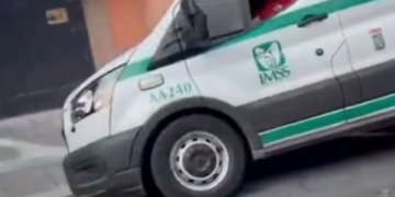 MANEJA EBRIO AMBULANCIA DEL IMSS Y CHOCA AL MENOS SEIS AUTOS; SEPARAN A CHOFER 2 MANEJA EBRIO AMBULANCIA DEL IMSS Y CHOCA AL MENOS SEIS AUTOS; SEPARAN A CHOFER