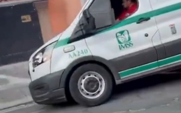 MANEJA EBRIO AMBULANCIA DEL IMSS Y CHOCA AL MENOS SEIS AUTOS; SEPARAN A CHOFER 1 MANEJA EBRIO AMBULANCIA DEL IMSS Y CHOCA AL MENOS SEIS AUTOS; SEPARAN A CHOFER