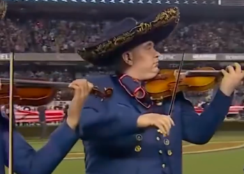 SUENA HIMNO DE EU AL SON DEL MARIACHI EN JUEGO DE LA NFL