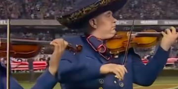 SUENA HIMNO DE EU AL SON DEL MARIACHI EN JUEGO DE LA NFL