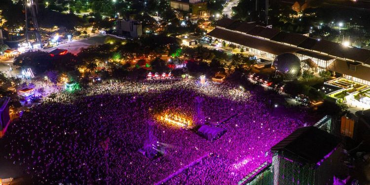 REÚNE FAN FEST A 2.5 MILLONES; RECUPERA 52% DE INVERSIÓN Y FUNDIDORA APORTA 234.6 MDP 1 REÚNE FAN FEST A 2.5 MILLONES; RECUPERA 52% DE INVERSIÓN Y FUNDIDORA APORTA 234.6 MDP