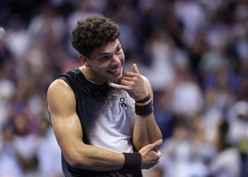 BEN SHELTON: DE EXQUARTERBACK Y NOVIO DE TRINITY RODMAN A PROTAGONISTA DEL BALOMPIÉ TENÍSTICO TRAS ELIMINAR A CARLOS ALCARAZ EN EL US OPEN 1 BEN SHELTON: DE EXQUARTERBACK Y NOVIO DE TRINITY RODMAN A PROTAGONISTA DEL BALOMPIÉ TENÍSTICO TRAS ELIMINAR A CARLOS ALCARAZ EN EL US OPEN