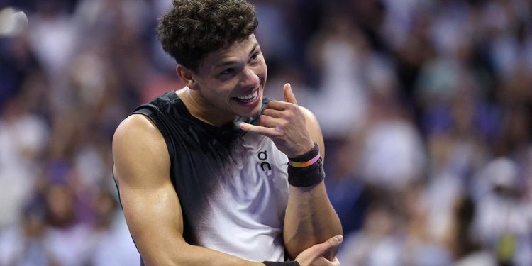 BEN SHELTON: DE EXQUARTERBACK Y NOVIO DE TRINITY RODMAN A PROTAGONISTA DEL BALOMPIÉ TENÍSTICO TRAS ELIMINAR A CARLOS ALCARAZ EN EL US OPEN 1 BEN SHELTON: DE EXQUARTERBACK Y NOVIO DE TRINITY RODMAN A PROTAGONISTA DEL BALOMPIÉ TENÍSTICO TRAS ELIMINAR A CARLOS ALCARAZ EN EL US OPEN