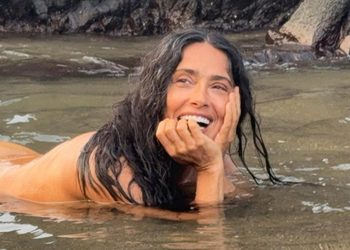 SALMA HAYEK CELEBRA SUS 60 AÑOS FRENTE AL MAR Y REIVINDICA EL ENVEJECIMIENTO CON NATURALIDAD EN HOLLYWOOD