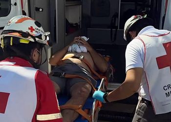 ENCUENTRAN CON VIDA A GUÍA; SIGUE DESAPARECIDO REGIO QUE VIAJABA EN MOTO ACUÁTICA EN PLAYA DEL CARMEN