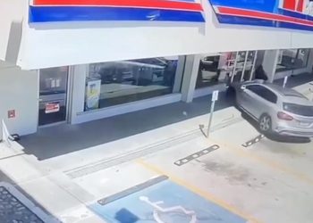 CONDUCTOR DE 93 AÑOS ATROPELLA A MUJER Y CHOCA CONTRA FARMACIA EN SAN PEDRO