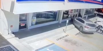 CONDUCTOR DE 93 AÑOS ATROPELLA A MUJER Y CHOCA CONTRA FARMACIA EN SAN PEDRO 3 CONDUCTOR DE 93 AÑOS ATROPELLA A MUJER Y CHOCA CONTRA FARMACIA EN SAN PEDRO