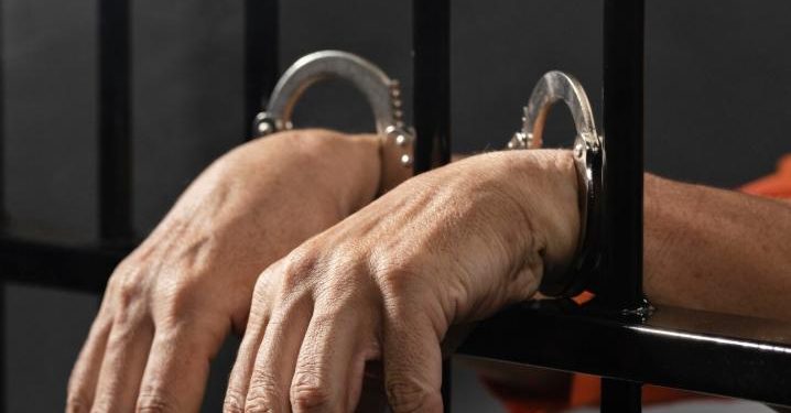 PAREJA DE TENNESSEE ES ARRESTADA TRAS OBLIGAR A UN JOVEN CON AUTISMO A VIVIR EN UN COBERTIZO SIN BAÑO NI ELECTRICIDAD 1 PAREJA DE TENNESSEE ES ARRESTADA TRAS OBLIGAR A UN JOVEN CON AUTISMO A VIVIR EN UN COBERTIZO SIN BAÑO NI ELECTRICIDAD