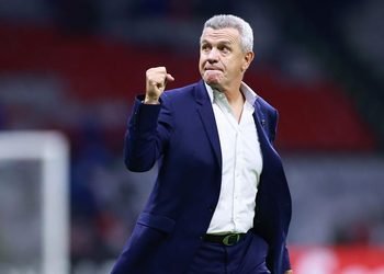 JAVIER AGUIRRE CONGELA LAS NEGOCIACIONES CON EL VALENCIA PARA REVISAR A FONDO LA PLANTILLA ANTES DE FIRMAR
