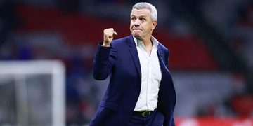 JAVIER AGUIRRE CONGELA LAS NEGOCIACIONES CON EL VALENCIA PARA REVISAR A FONDO LA PLANTILLA ANTES DE FIRMAR 3 JAVIER AGUIRRE CONGELA LAS NEGOCIACIONES CON EL VALENCIA PARA REVISAR A FONDO LA PLANTILLA ANTES DE FIRMAR