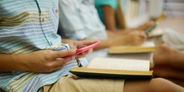 RESTRINGIRÁN CELULARES EN PRIMARIAS Y SECUNDARIAS DESDE EL 3 DE NOVIEMBRE; ACUERDO DE LA SEP APLICARÁ EN PÚBLICAS Y PRIVADAS.