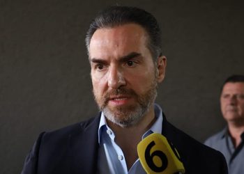 DA ADRIÁN REVERSA A MULTAS POR PREDIAL; RECULA MONTERREY TRAS RECLAMOS