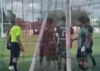 REVELAN VIDEOS HISTORIAL VIOLENTO DE EQUIPO QUE AGREDIÓ A ÁRBITRO DE FÚTBOL