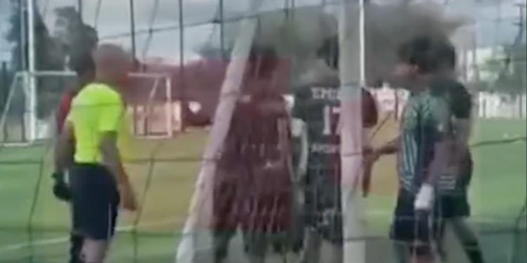 REVELAN VIDEOS HISTORIAL VIOLENTO DE EQUIPO QUE AGREDIÓ A ÁRBITRO DE FÚTBOL 1 REVELAN VIDEOS HISTORIAL VIOLENTO DE EQUIPO QUE AGREDIÓ A ÁRBITRO DE FÚTBOL