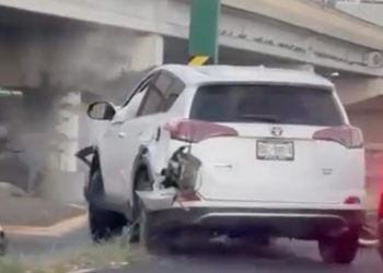 QUEDA CONDUCTORA PRENSADA TRAS IMPACTAR SU CAMIONETA CONTRA SEÑALAMIENTO EN LÁZARO CÁRDENAS; DETONA CAOS VIAL