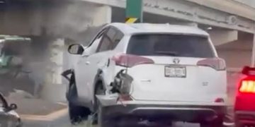 QUEDA CONDUCTORA PRENSADA TRAS IMPACTAR SU CAMIONETA CONTRA SEÑALAMIENTO EN LÁZARO CÁRDENAS; DETONA CAOS VIAL