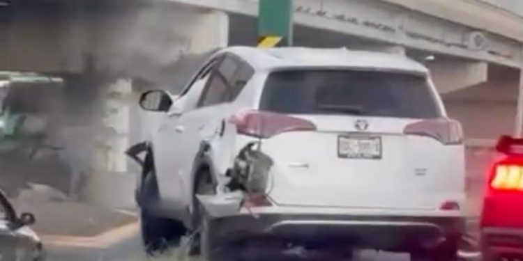 QUEDA CONDUCTORA PRENSADA TRAS IMPACTAR SU CAMIONETA CONTRA SEÑALAMIENTO EN LÁZARO CÁRDENAS; DETONA CAOS VIAL 1 QUEDA CONDUCTORA PRENSADA TRAS IMPACTAR SU CAMIONETA CONTRA SEÑALAMIENTO EN LÁZARO CÁRDENAS; DETONA CAOS VIAL