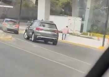 CAPTAN OOOTRO PLEITO VIAL; LANZA CONDUCTOR PIEDRA CONTRA AUTO EN MONTERREY
