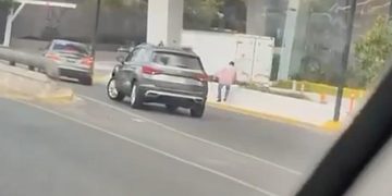 CAPTAN OOOTRO PLEITO VIAL; LANZA CONDUCTOR PIEDRA CONTRA AUTO EN MONTERREY