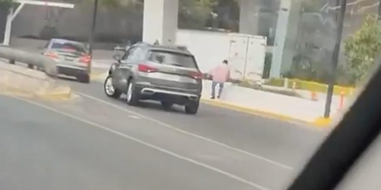 CAPTAN OOOTRO PLEITO VIAL; LANZA CONDUCTOR PIEDRA CONTRA AUTO EN MONTERREY