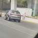 CAPTAN OOOTRO PLEITO VIAL; LANZA CONDUCTOR PIEDRA CONTRA AUTO EN MONTERREY