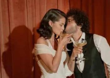 SELENA GOMEZ Y BENNY BLANCO CELEBRAN SU PRIMER ANIVERSARIO DE BODAS TRADICIONALMENTE CON UN PASTEL CONGELADO