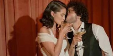 SELENA GOMEZ Y BENNY BLANCO CELEBRAN SU PRIMER ANIVERSARIO DE BODAS TRADICIONALMENTE CON UN PASTEL CONGELADO