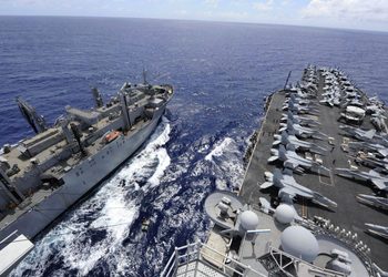 DOS AVIADORES SE EYECTAN Y SEIS MARINEROS RESULTAN HERIDOS EN UN ACCIDENTE A BORDO DE UN PORTAAVIONES DE ESTADOS UNIDOS