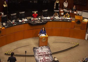 APRUEBA SENADO ‘LEY ANTIMEMES’; OPOSICIÓN ADVIERTE RIESGO DE CENSURA