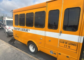 CAE NIÑA DE 10 AÑOS DE TRANSPORTE ESCOLAR EN MONTERREY; INVESTIGAN CÓMO OCURRIÓ EL ACCIDENTE