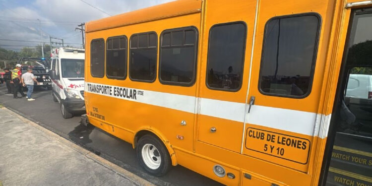 CAE NIÑA DE 10 AÑOS DE TRANSPORTE ESCOLAR EN MONTERREY; INVESTIGAN CÓMO OCURRIÓ EL ACCIDENTE