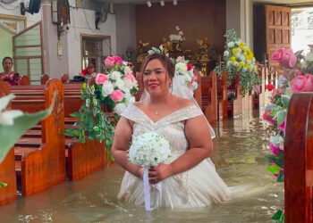 NI INUNDACIÓN FRENA EL ‘SÍ, ACEPTO’; SE CASA CON EL AGUA A LA CINTURA